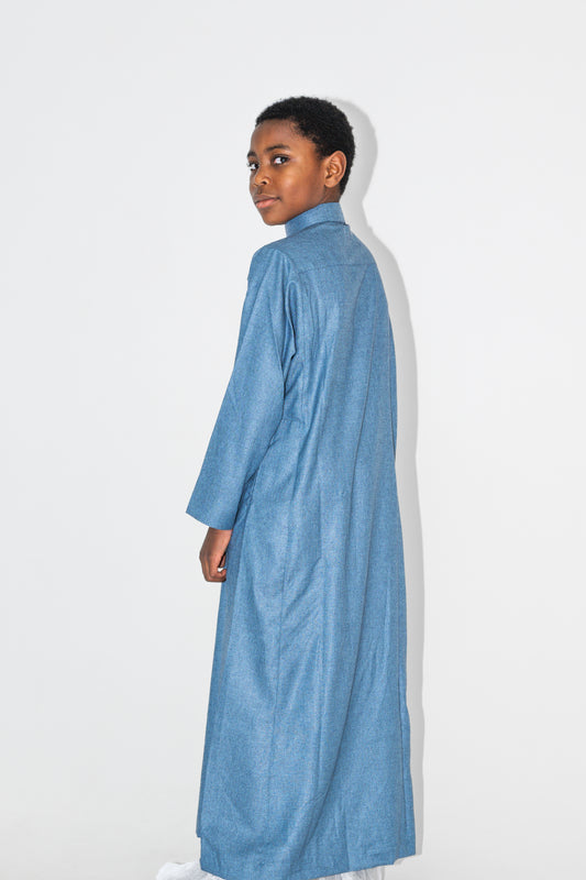 Qamis garçon bleu col officier – détail boutonnière