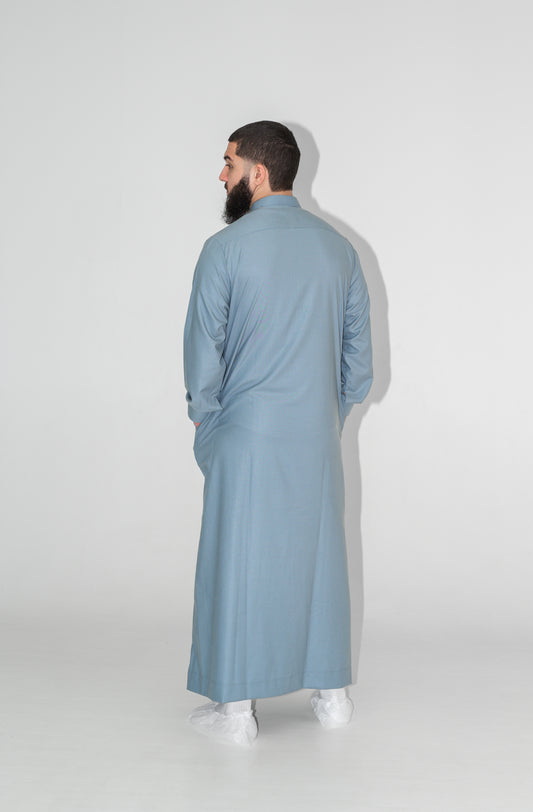 Qamis homme bleu clair porté – style islamique Genève