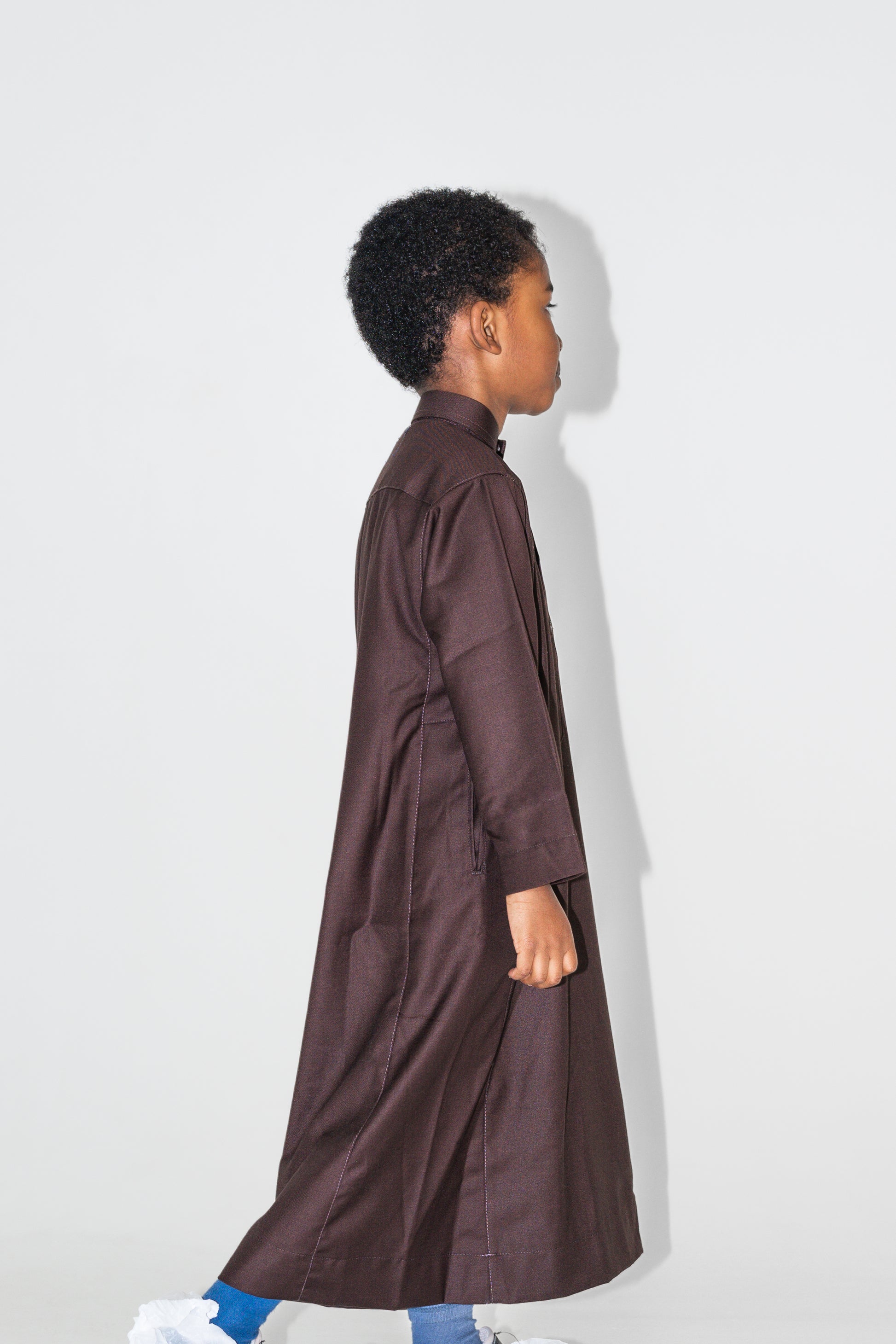 Qamis garçon brun col officier – détail boutonnière