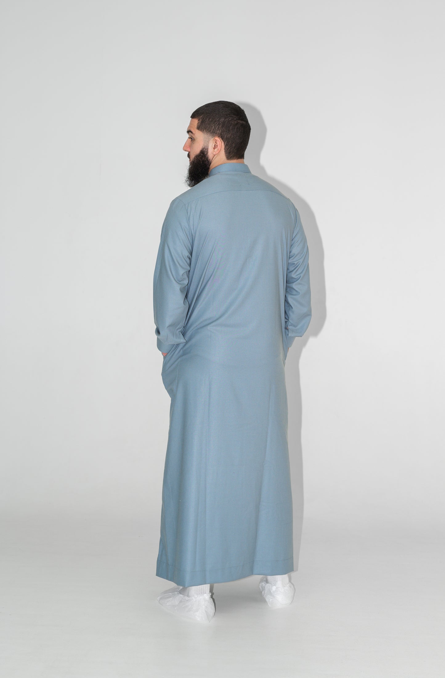 Qamis homme bleu clair porté – style islamique Genève