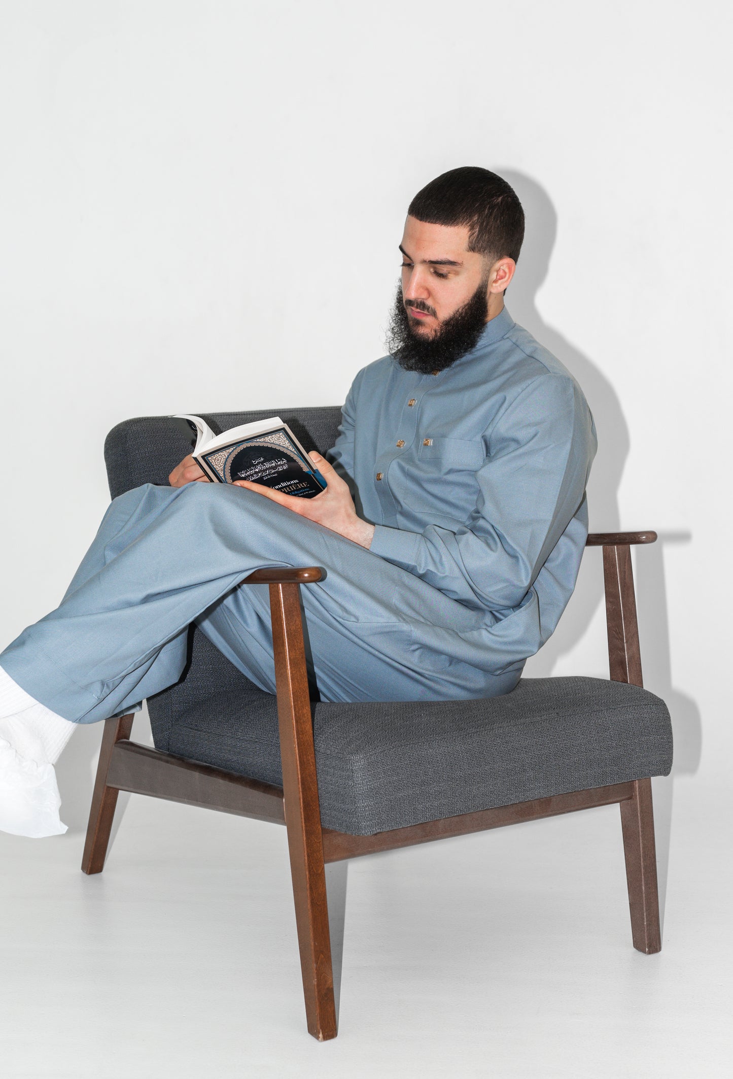 Qamis homme bleu clair col officier boutons dorés – détail