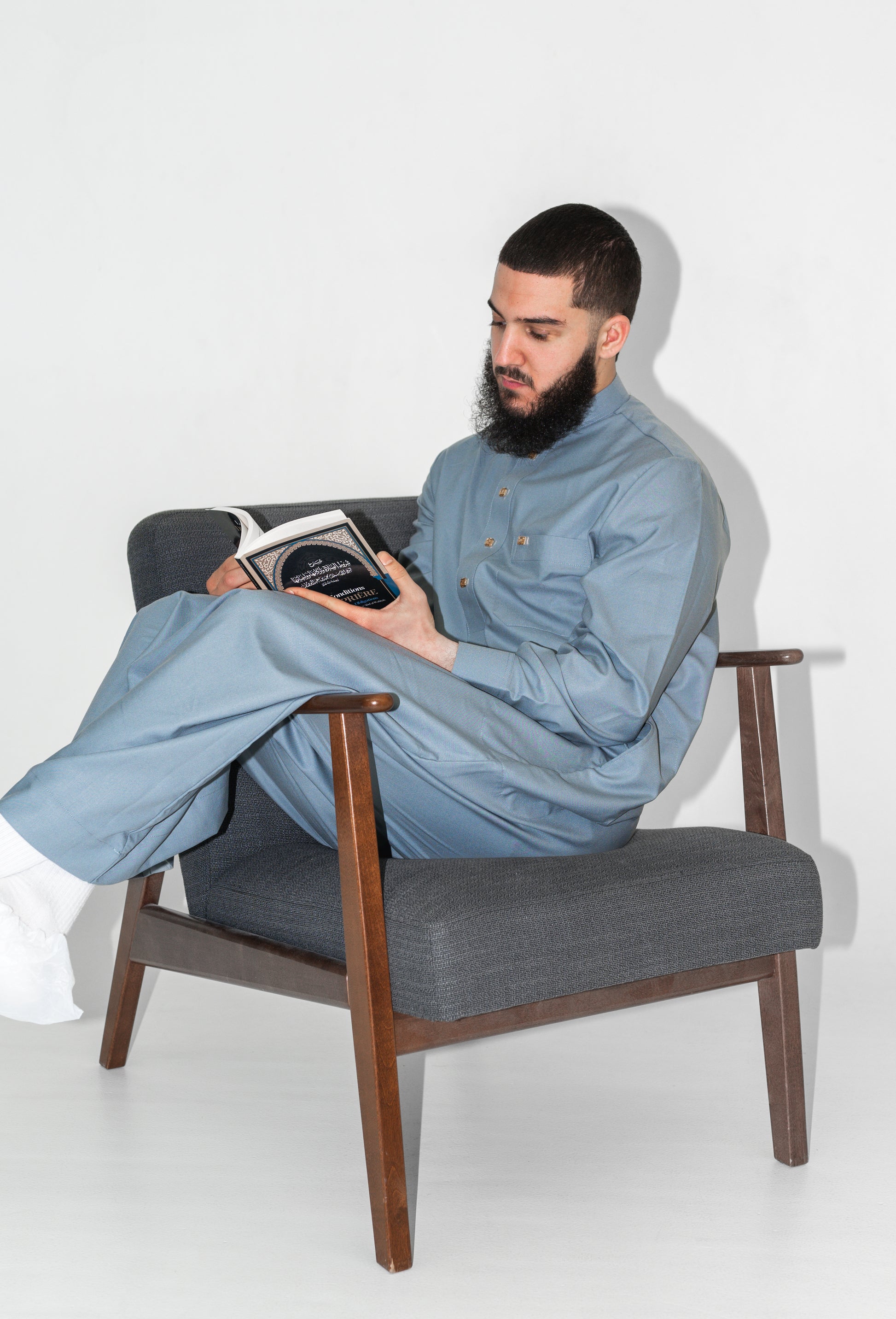 Qamis homme bleu clair col officier boutons dorés – détail